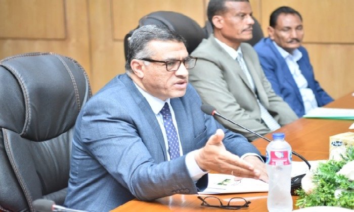 محافظ قنا يستعرض آليات صرف الأسمدة للمزارعين ويحذر من دفع أموال لتسهيل مخالفات البناء