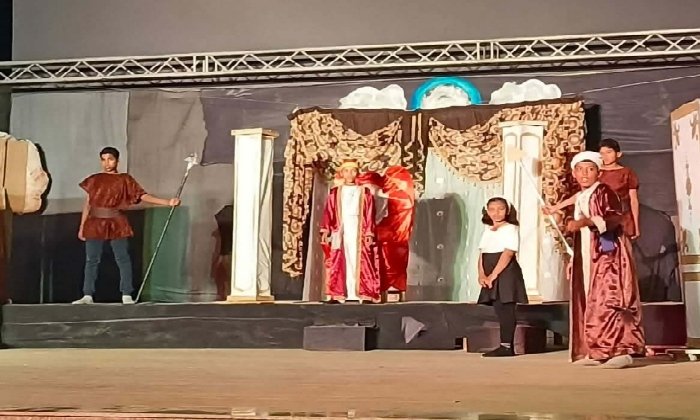 «رحلة زمردة».. مغامرة مسرحية تغرس قيم الشجاعة والعدل في أطفال أسوان