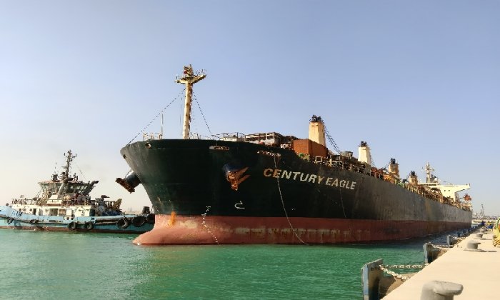 «ميناء السخنة» يستقبل «السفينة CENTURY EAGLE» المحملة بمستلزمات مصانع وخامات PTA في أول عملية تداول تجاري