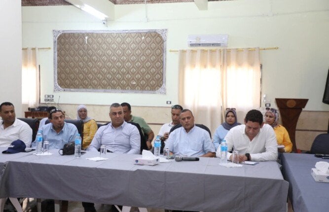 محافظ البحر الأحمر يبحث مع مسؤولي شركات البترول برأس غارب سبل دعم الاستثمار والتنمية