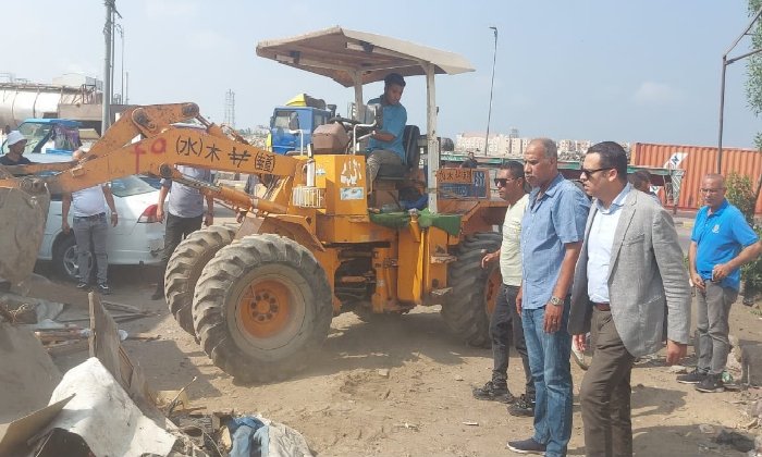 حملة مكبرة بحي الضواحي لإزالة التعديات وفتح الشوارع المغلقة بمنطقة الحرفيين