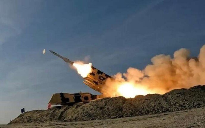 صواريخ إيرانية تشعل التوتر.. انفجارات في إيلات وإنذارات بالعقبة الأردنية