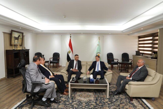 وزير الزراعة يبحث مع محافظ جنوب سيناء التوسع في زراعات النخيل والزيتون