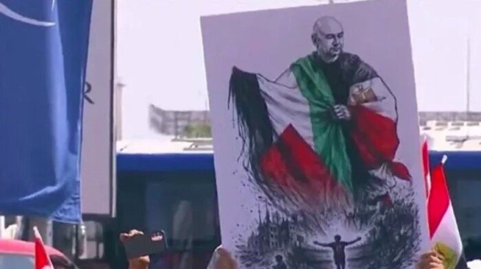 لقطة العميد وعلم فلسطين.. لافتات حسام حسن تتصدر مشهد استقبال بعثة منتخب مصر بمطار العلمين