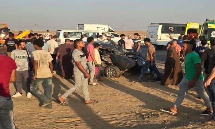 إصابة 16 عاملًا في تصادم سيارتين بطريق القاهرة – الفيوم الصحراوي