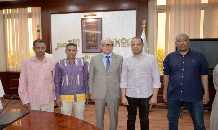 محافظ الأقصر يبحث مطالب أهالي نجعي عبادي والطينة ويوجه بحلول عاجلة لملفات الخدمات
