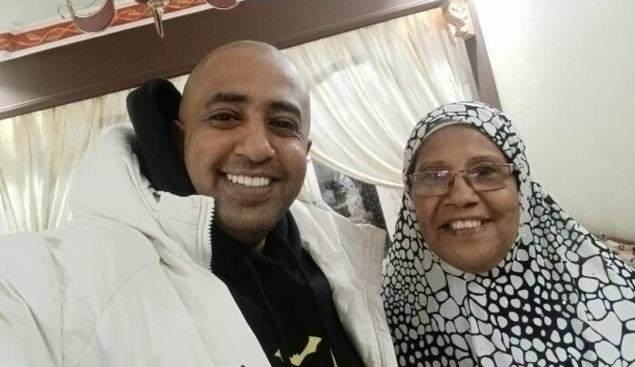 الفنان محمد أوتاكا يكشف تفاصيل تعرض والدته لحادث.. ويطلب دعوات الجمهور