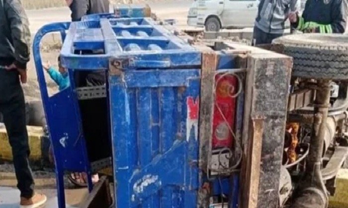 إصابة 5 أشخاص من أسرة واحدة إثر انقلاب تروسيكل على طريق المطرية بورسعيد