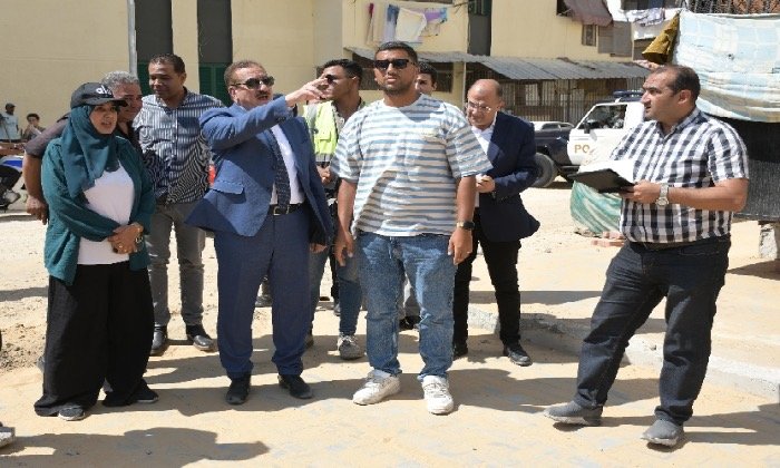 محافظ بورسعيد يتفقد أعمال تطوير 239 عمارة بحي الزهور