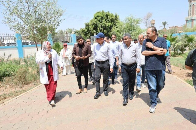 ​بينها عيادات متكاملة و2640 ملفاً عائلياً: جولة تفقدية لمحافظ المنيا بوحدة الأشمونين بملوي