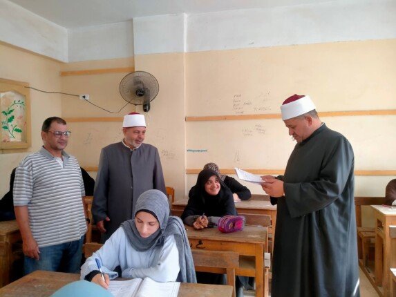 رئيس منطقة القليوبية الأزهرية يتفقد امتحان الأدب والنصوص بلجان قليوب المشتركة