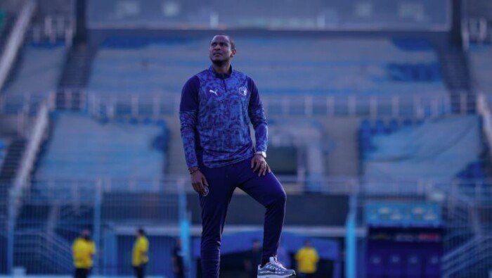 رسميًا.. بيراميدز يعلن تعاقده مع المدرب الجنوب إفريقي رولاني موكوينا