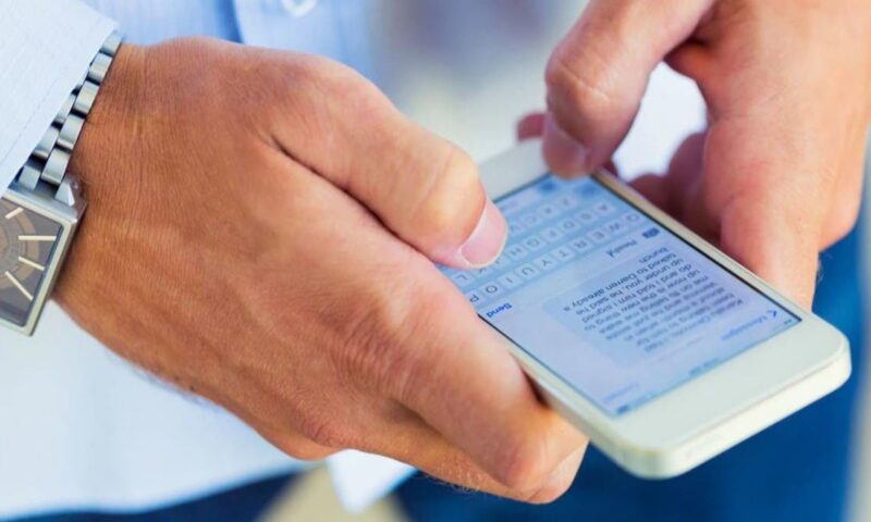 يحتاج 23 دقيقة لإزالته.. أثر ذهني لتفقد الهاتف بين المهام