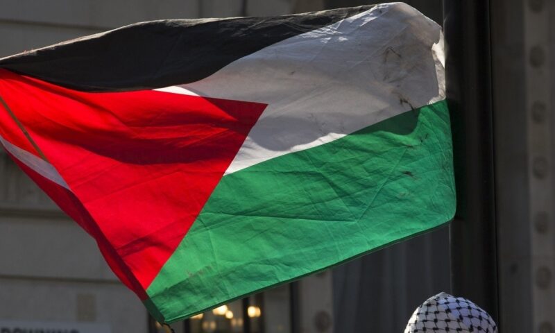 السلطة الفلسطينية تضغط على دولة خليجية لإبعاد نشطاء فلسطينيين معارضين