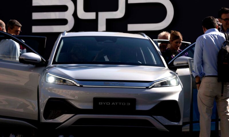 “BYD” تتأهب لانتزاع صدارة سوق السيارات الكهربائية عالمياً من “تسلا”