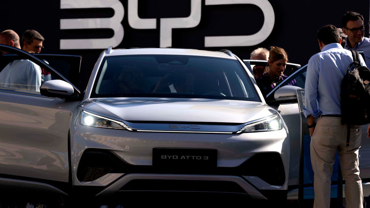 “BYD” تتأهب لانتزاع صدارة سوق السيارات الكهربائية عالمياً من “تسلا”
