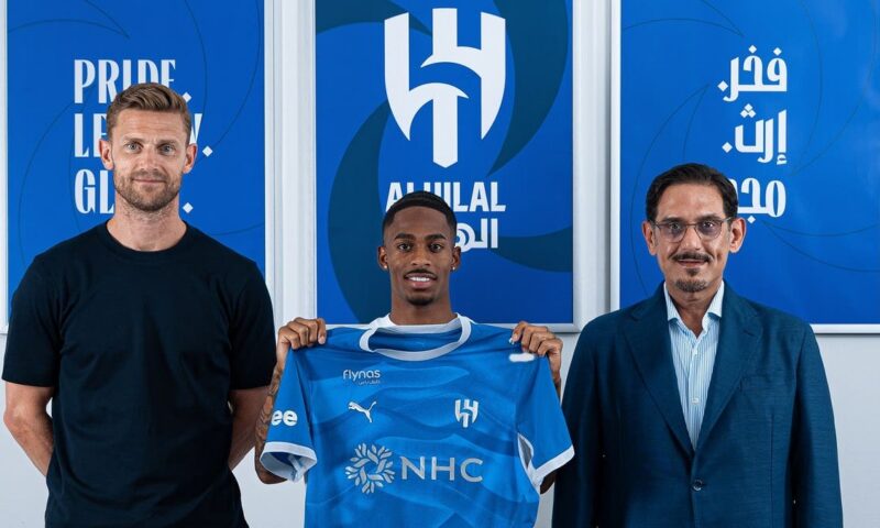 رسمياً.. الهلال يتعاقد مع الدولي الهولندي سمرفيل