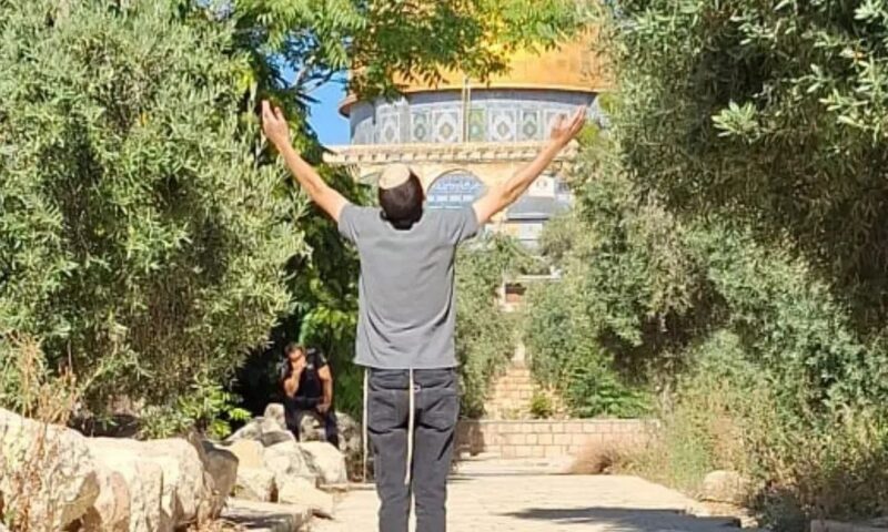 مستوطنون يقتحمون باحات المسجد الأقصى بحماية من شرطة الاحتلال