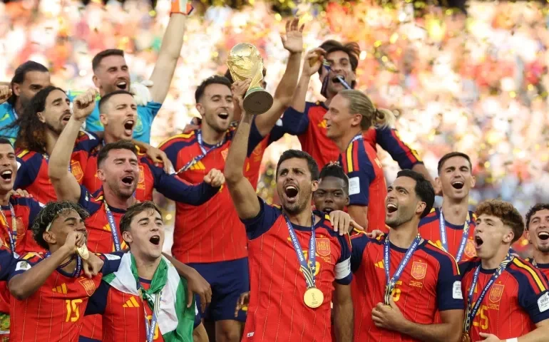 إسبانيا تهزم الأرجنتين وتتوج بكأس العالم