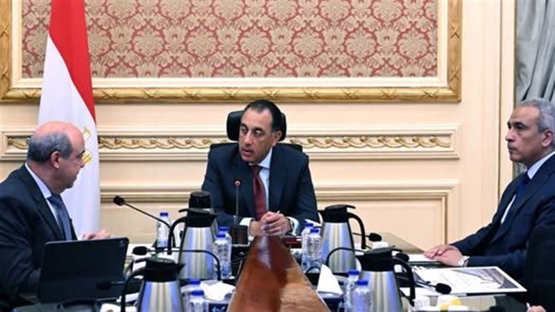رئيس الوزراء يستعرض الموقف التنفيذي لمشروع مبنى الركاب “4” بمطار القاهرة