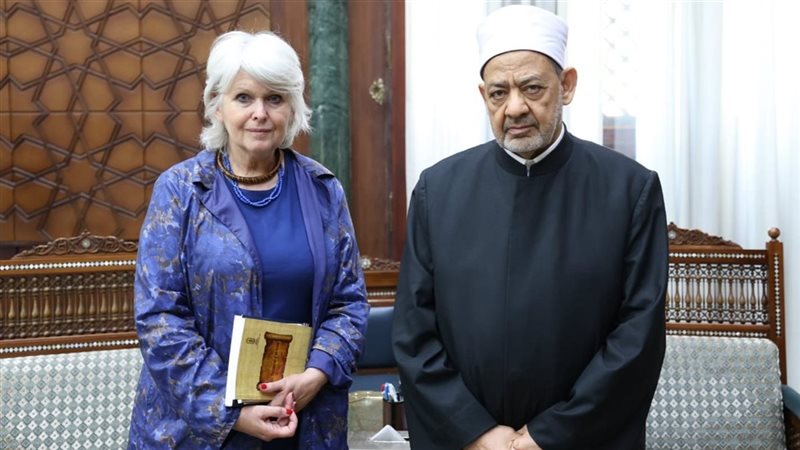 شيخ الأزهر يستقبل السفيرة الفرنسية المعنية بحقوق الإنسان ويستشهد بتجربة بيت العائلة المصري