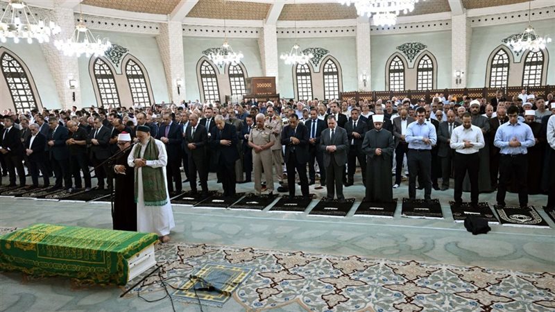 أين يقف الإمام في صلاة الجنازة، وما صفاتها وأركانها في المذاهب الأربعة؟
