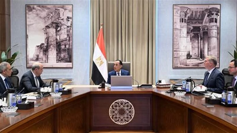 رئيس الوزراء يتابع عددا من ملفات العمل المشتركة بين الطيران والبترول