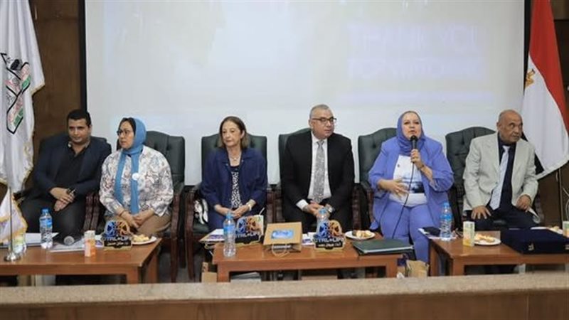 تجارة عين شمس تناقش مشروعات تخرج تبرز أهمية التحول الرقمي لخدمة قضايا المجتمع