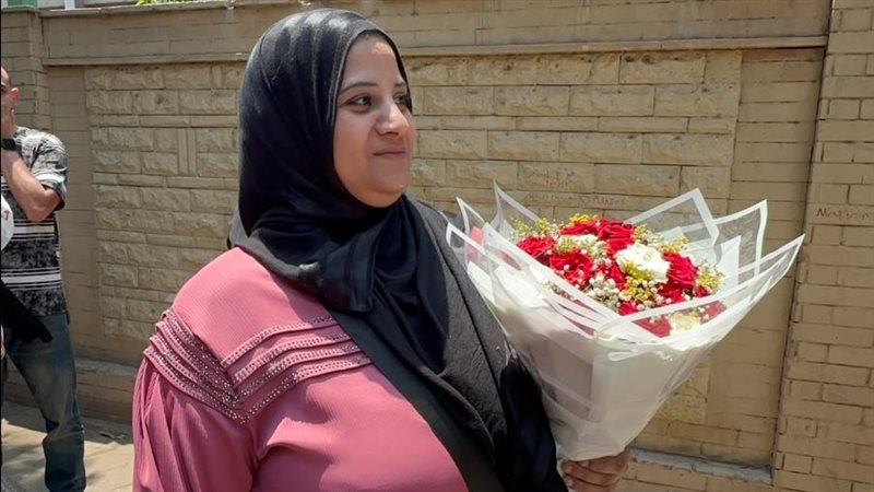 أم تنتظر ابنتها بالورود خارج لجان الثانوية العامة: “بحاول أفرحها بعد الامتحان” (فيديو)