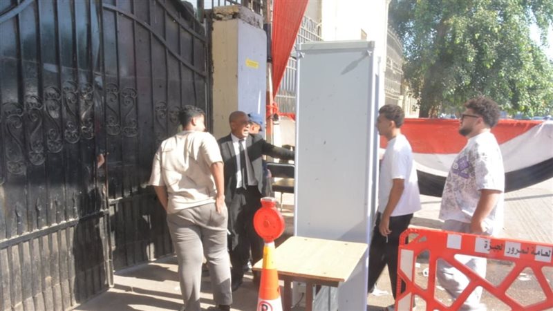 توافد طلاب الثانوية العامة على اللجان لأداء امتحانات الأحياء وعلم النفس والرياضيات البحتة