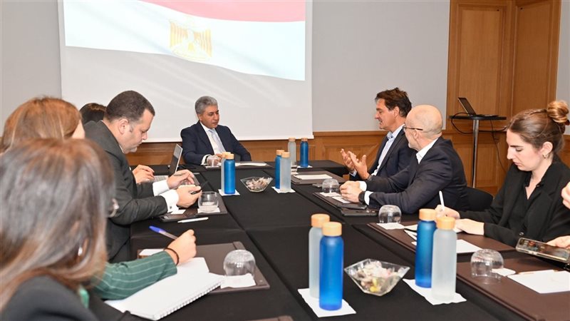 وزير السياحة يبحث مع كبار منظمي الرحلات والطيران الفرنسية سبل التعاون المشترك