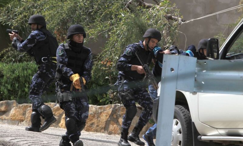 شبح وضرب وإهانات.. أهالي المعتقلين السياسيين: انتهاكات خطيرة وجسيمة بحق المعتقلين داخل سجن الجنيد