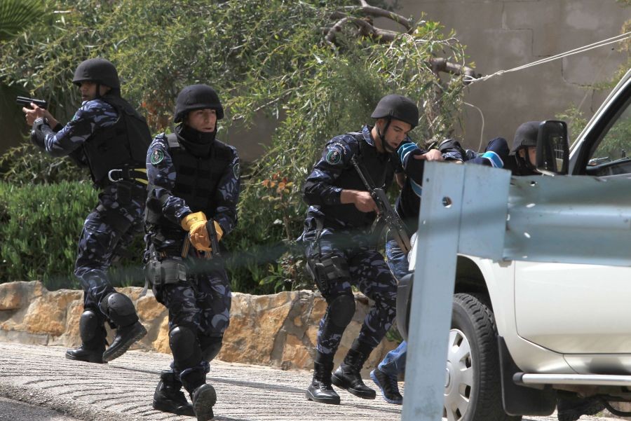 شبح وضرب وإهانات.. أهالي المعتقلين السياسيين: انتهاكات خطيرة وجسيمة بحق المعتقلين داخل سجن الجنيد