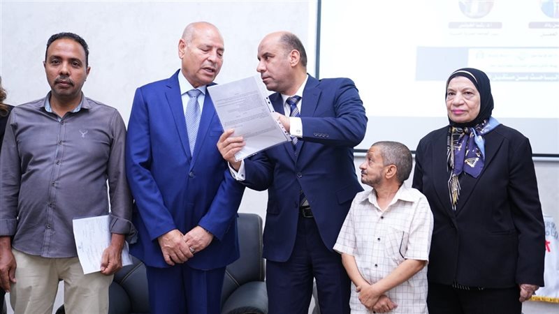 وزير العمل يراجع عقد أحد ذوي الهمم بنفسه قبل استلامه