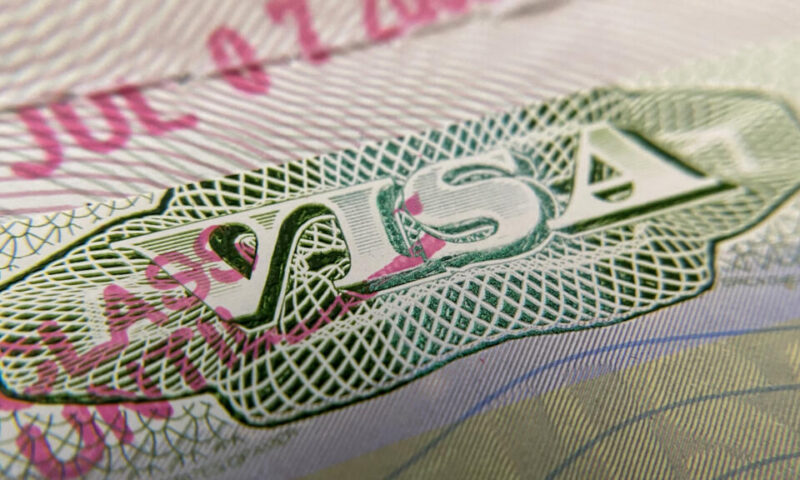 خطة أمريكية لإلغاء تأشيرات ما يصل إلى 200 ألف من طالبي اللجوء