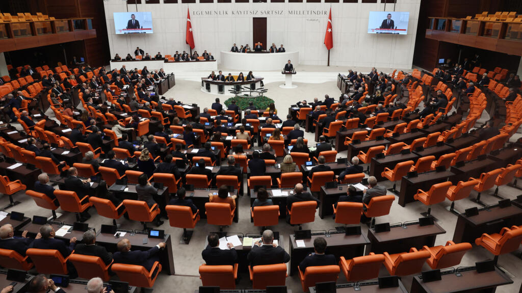 تركيا: غالبية النواب في البرلمان يوقعون على اقتراح قانون يتعلق بمستقبل مقاتلي حزب العمال الكردستاني
