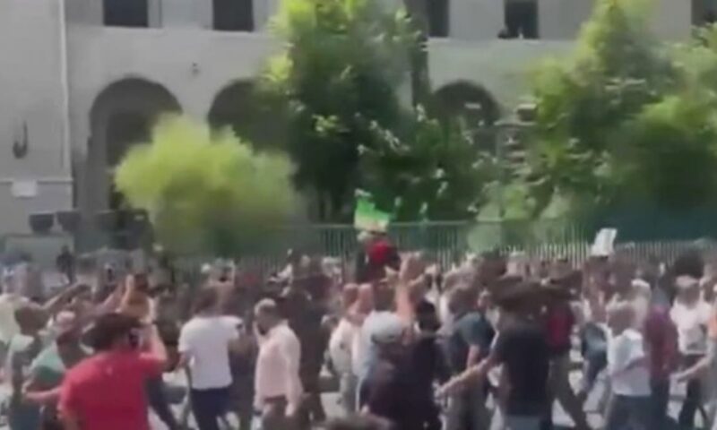 سوريا.. احتفالات بعد الحكم بالإعدام على بشار وماهر الأسد وعاطف نجيب