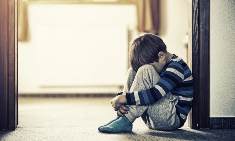 صدمات الطفولة قد تعيد تشكيل الدماغ وتقلل الإحساس بالمتعة