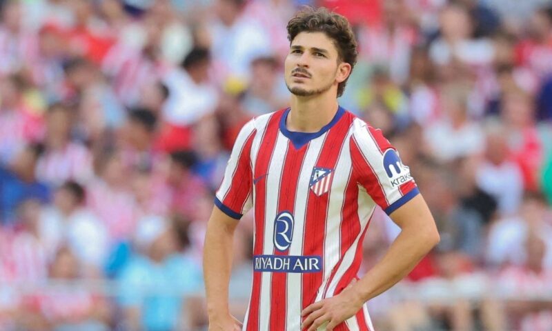 ألفاريز ينهار نفسياً بسبب برشلونة.. ويتمرد