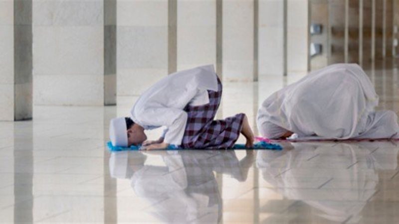 أمين الفتوى يوضح حكم صلاة المرأة بالبنطلون خارج المنزل (فيديو)
