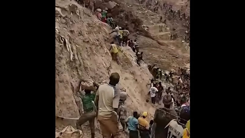 مقطع مرعب، انهيار أرضي يحول منجم ذهب إلى مقبرة جماعية لعشرات العمال (فيديو)