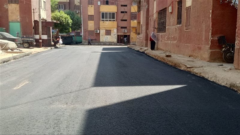 استكمال رصف ورفع كفاءة الطرق بعزبة السجن وتقسيم الحقوقيين في أسيوط