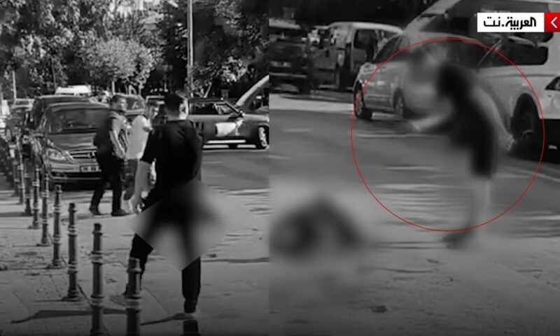 فيديو جريمة بوضح النهار.. تركي يقتل صديقه طعناً في الشارع ثم يعاتبه