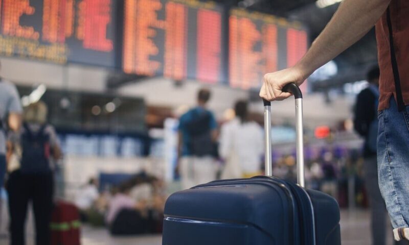 الإقبال السياحي المرتفع يثير أزمات في مطار أثينا.. أقلها إرهاق المراقبين الجويين
