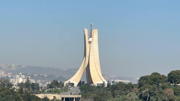 الجزائر توقع عقودا مع شركتين صينية وإيطالية لإنجاز مشروع الفوسفات المدمج