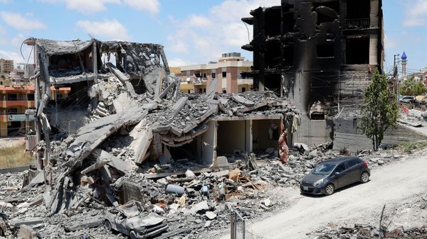 من صور الأقمار إلى نقطة الانتظار.. شاب لبناني يراقب بلدته المدمرة ويتمسك بالعودة