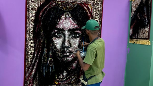 من أروقة كلية الطب إلى الجداريات… “أميدو” يرسم بصمته على جدران بنغازي