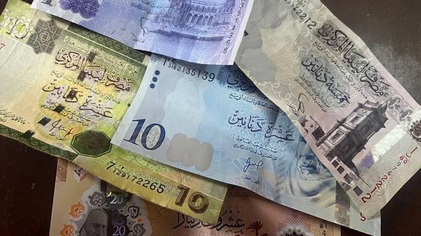 رغم ضخ مليارات الدولارات إلى المصارف.. لماذا يواصل الدينار الليبي تراجعه؟