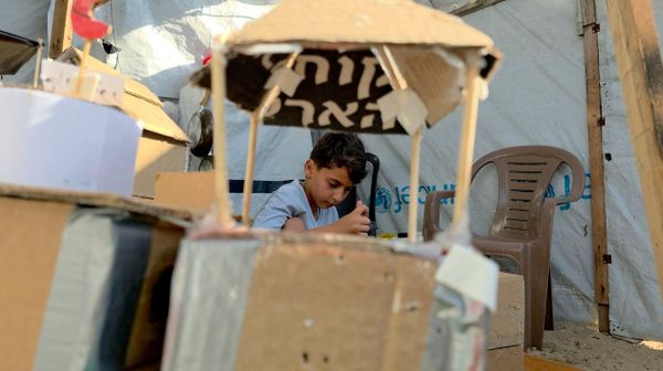 طفل فلسطيني يعيد بناء منازل غزة المدمرة بالكرتون