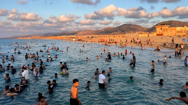 33 عاما بعد القفزة… شاب ليبي يروي لـ”سبوتنيك” رحلة الشلل والإرادة إثر حادث مؤلم